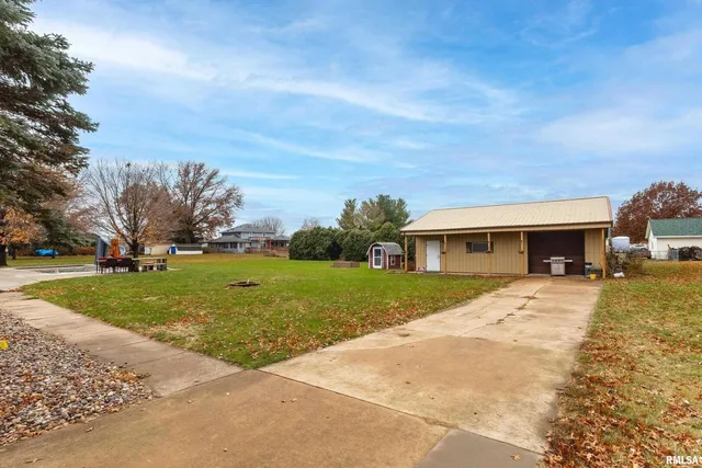 $639,900 | 20664 North Brady Street, Davenport, IA 52806