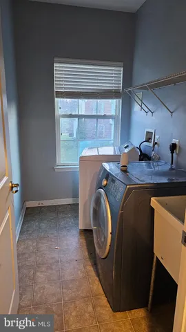 a view of empty room with window