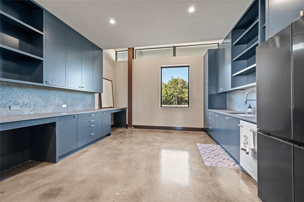 520 High Rdg Drive McKinney, TX 75071 - Photo 19 of 39 a kitchen with stainless steel appliances granite countertop a refrigerator and a stove top oven