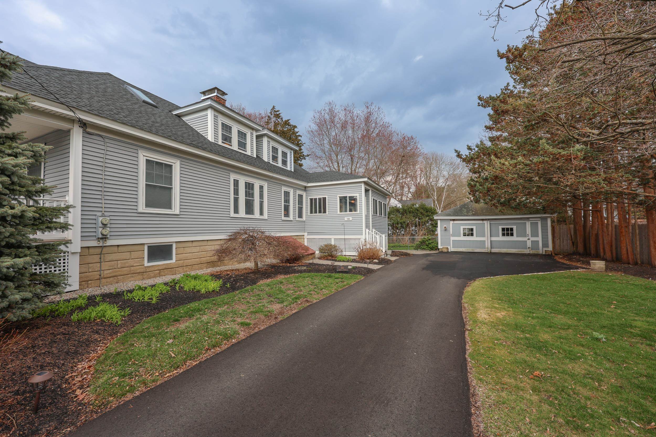 749 Maple Street Manchester, NH 03104 - Photo 2 of 46