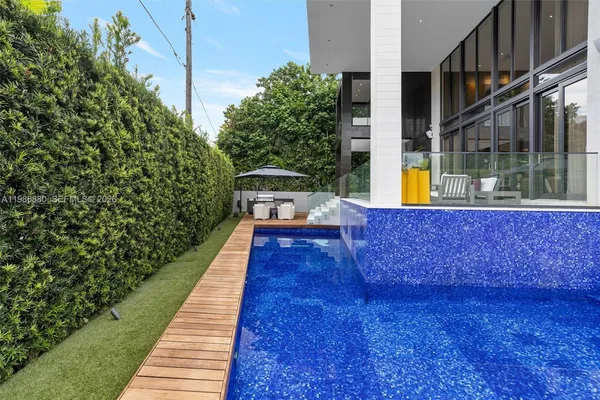 $11,300,000 | 610 Harbor Circle, Key Biscayne, FL 33149