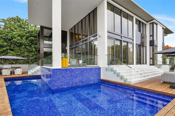 $11,300,000 | 610 Harbor Circle, Key Biscayne, FL 33149