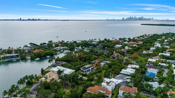 $11,300,000 | 610 Harbor Circle, Key Biscayne, FL 33149