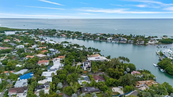 $11,300,000 | 610 Harbor Circle, Key Biscayne, FL 33149