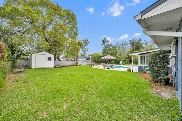 a view of a house with backyard and garden