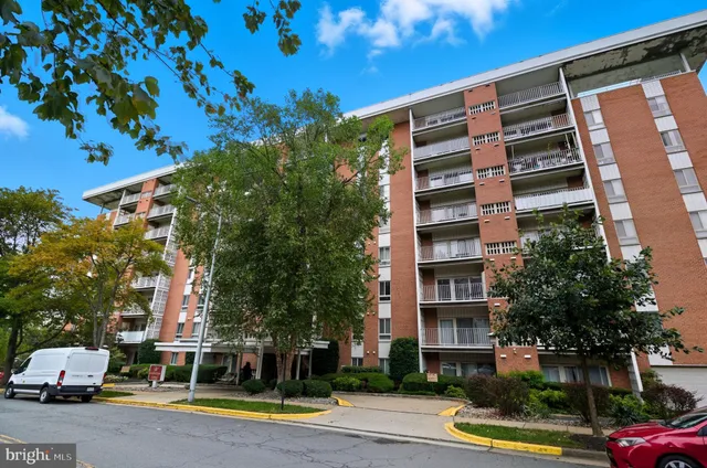 $1,800 | 5250 Valley Forge Drive, Unit 306, Alexandria, VA 22304