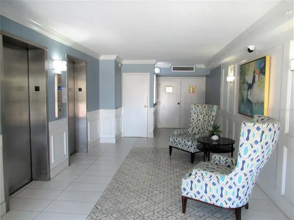 a view of livingroom with furniture