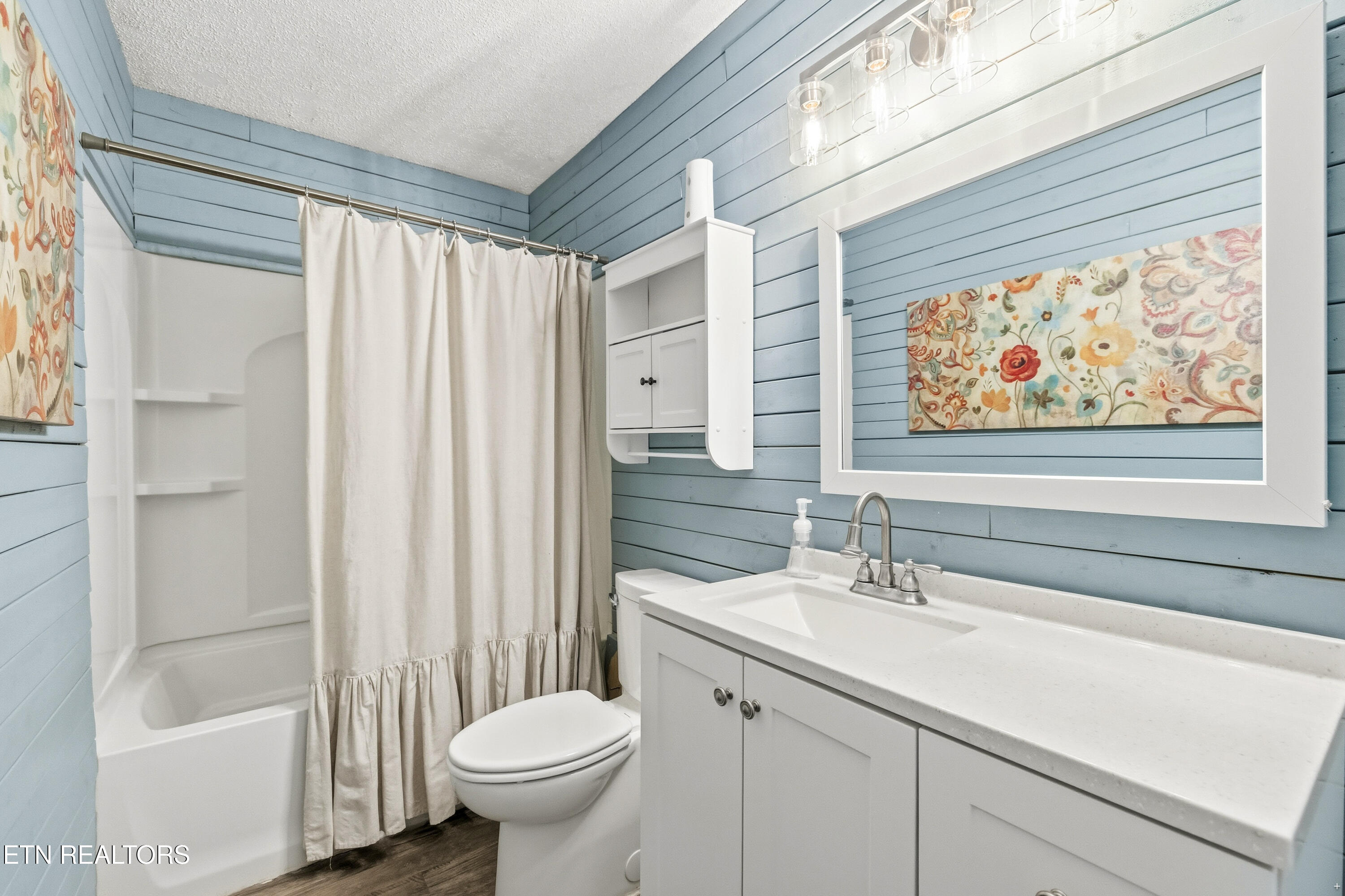 3214 Long Hollow Road Powell, TN 37849 - Photo 13 of 23 Hallway Bath