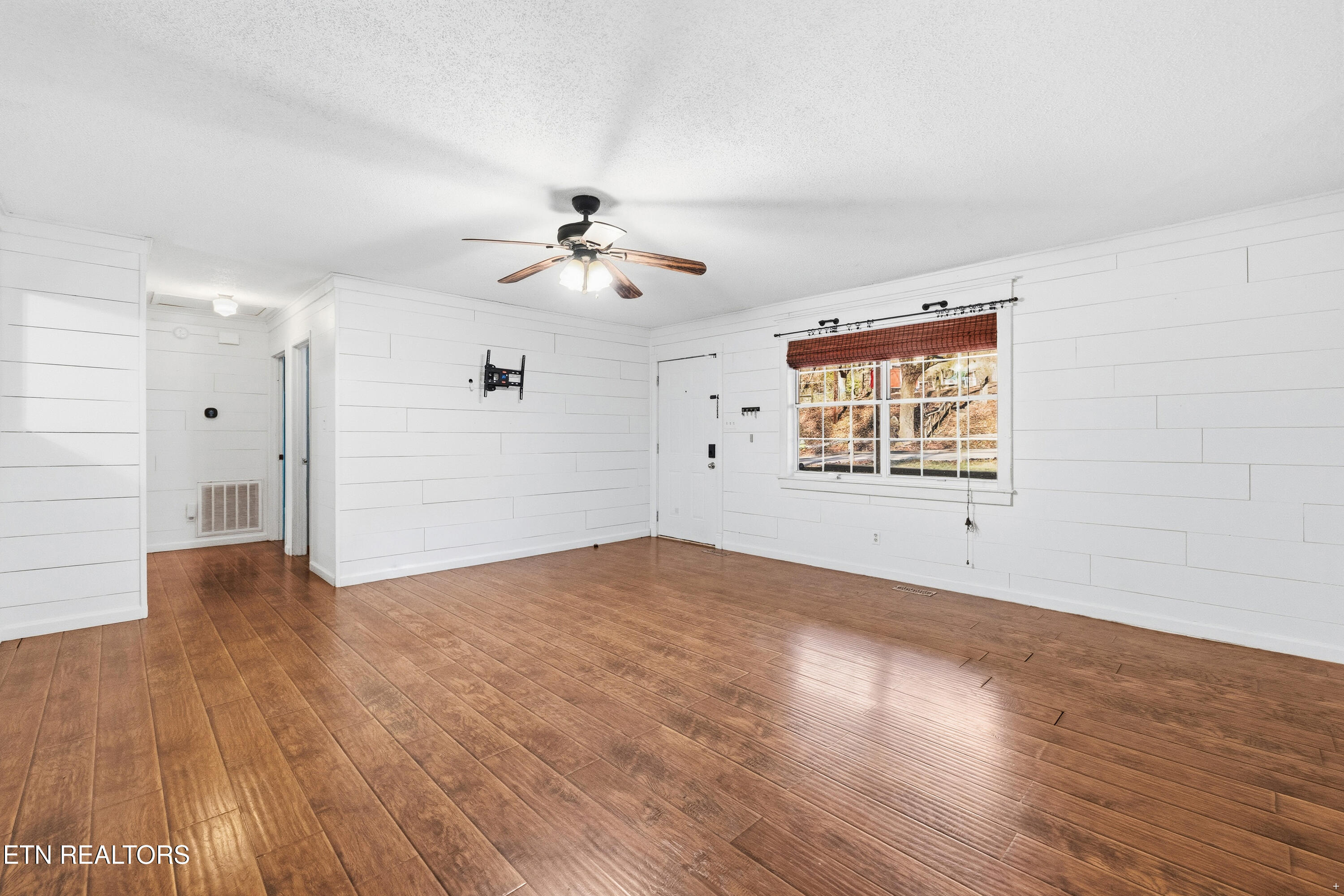 3214 Long Hollow Road Powell, TN 37849 - Photo 6 of 23 Living Room