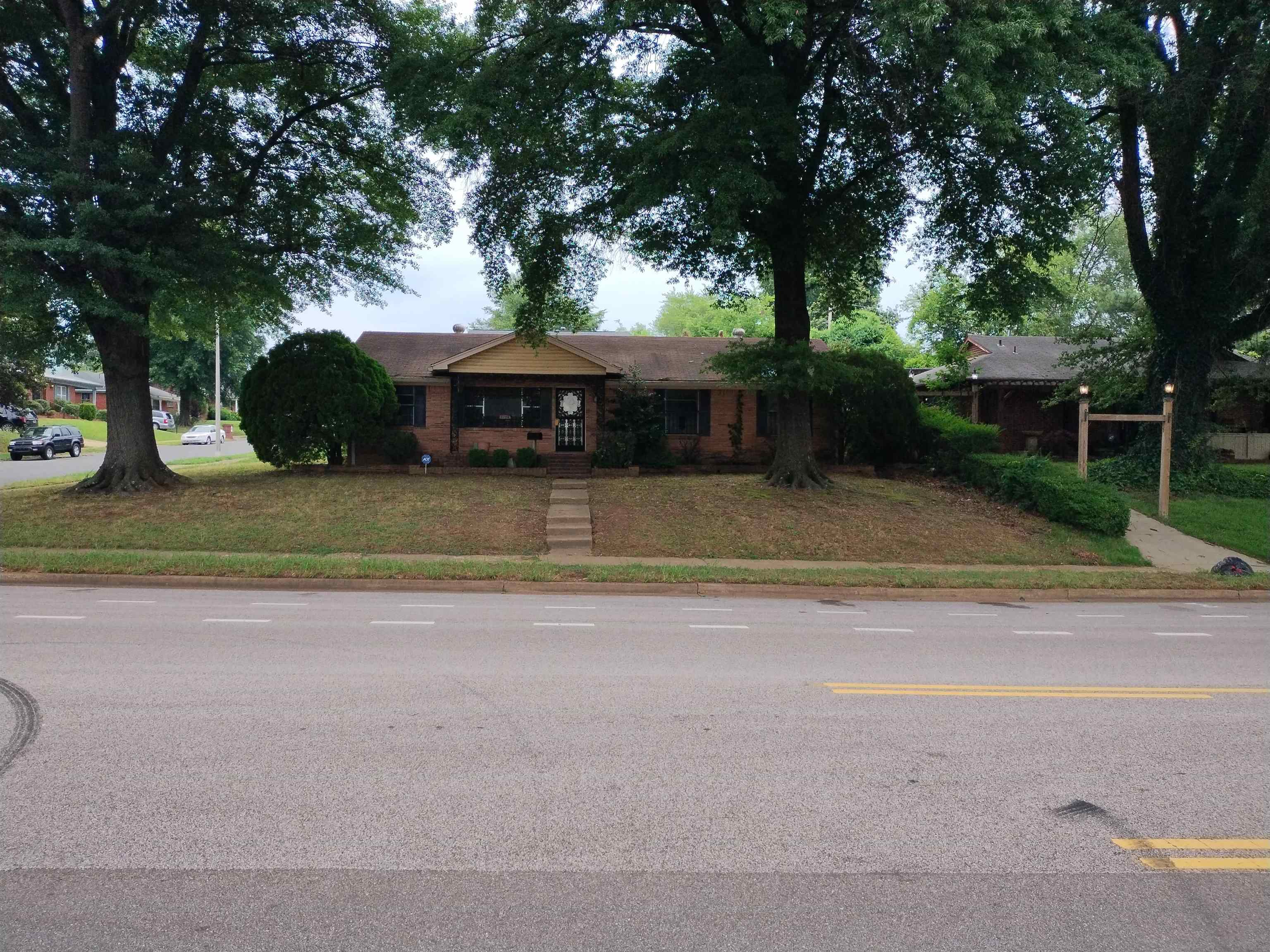 Ranch-style house with a front yard