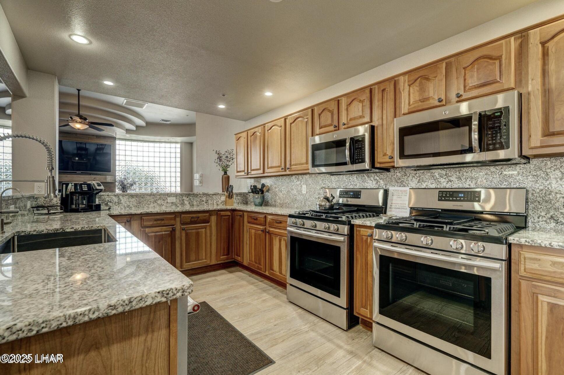1905 Victoria Farms Road, Unit 92 Lake Havasu City, AZ 86404 - Photo 28 of 36 Owners Center Kitchen