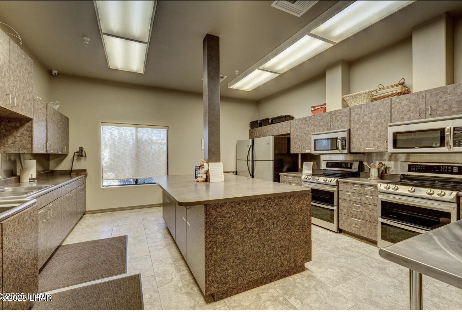 1905 Victoria Farms Road, Unit 92 Lake Havasu City, AZ 86404 - Photo 33 of 36 Activity Center Kitchen