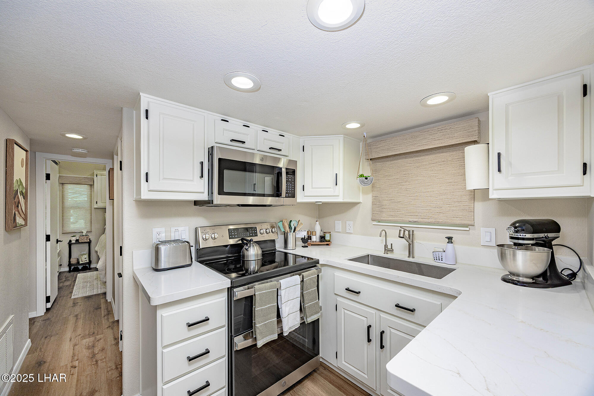 1905 Victoria Farms Road, Unit 92 Lake Havasu City, AZ 86404 - Photo 5 of 36 Kitchen