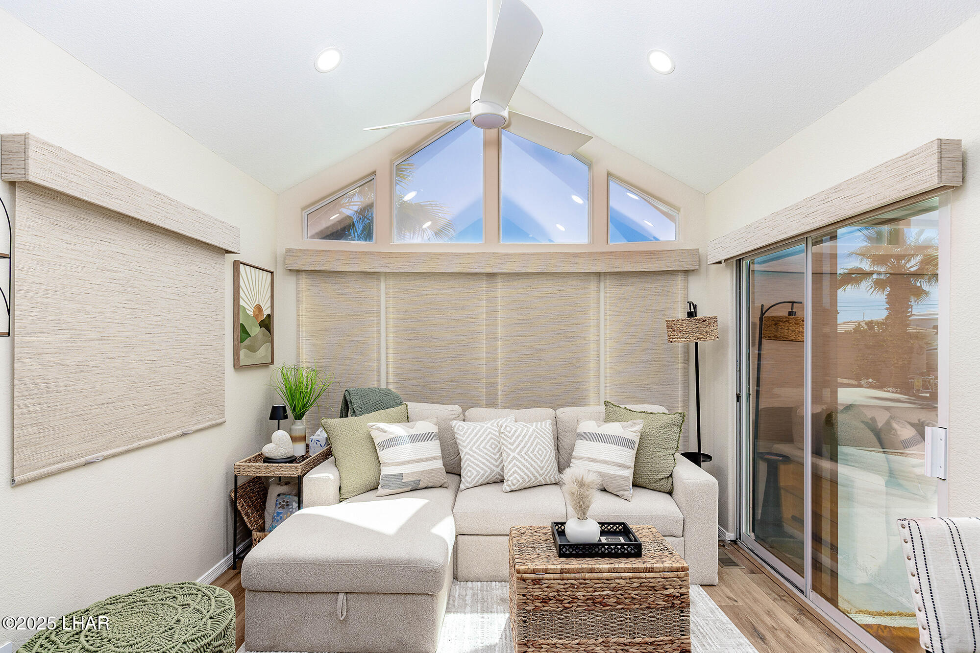 1905 Victoria Farms Road, Unit 92 Lake Havasu City, AZ 86404 - Photo 6 of 36 Livingroom View