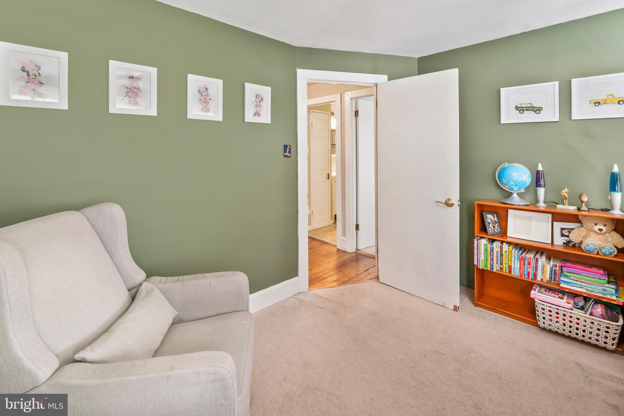 731 Washington Avenue Palmyra, NJ 08065 - Photo 20 of 40 a living room with furniture and a window