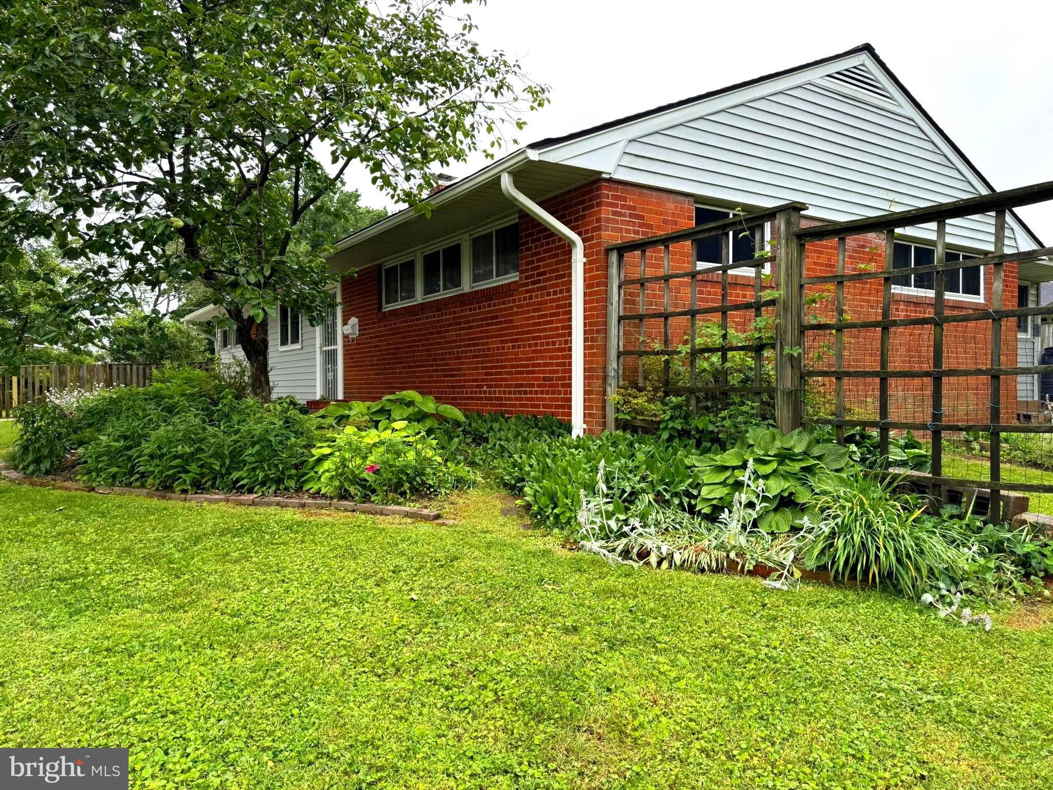7200 Highland Street Springfield, VA 22150 - Photo 25 of 29 a backyard of a house with lots of green space