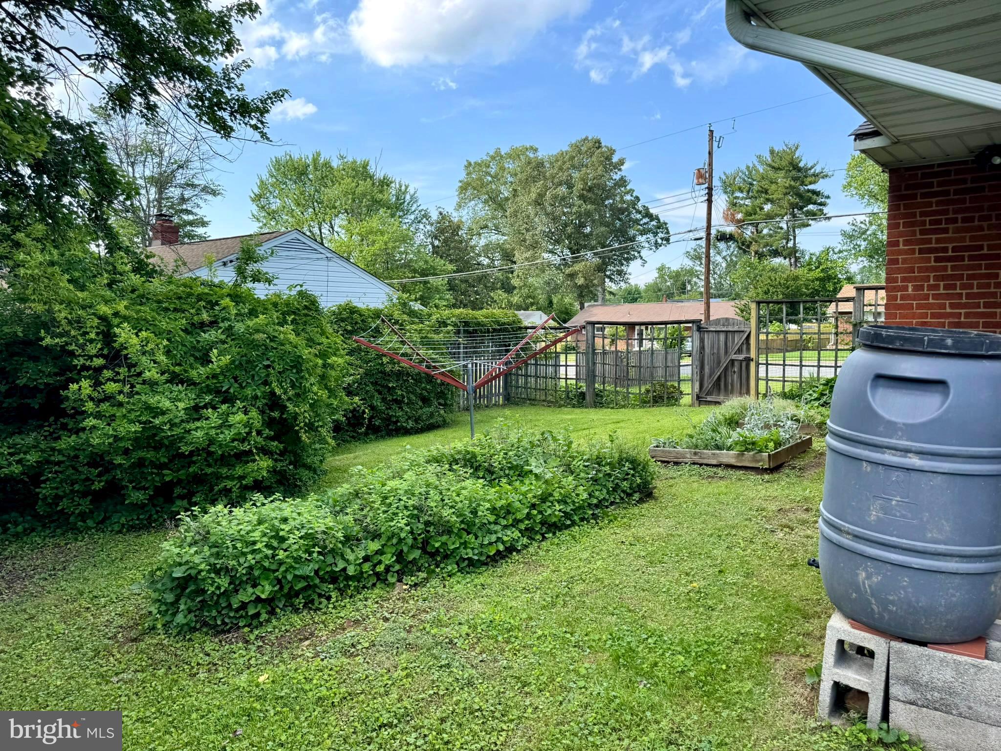 7200 Highland Street Springfield, VA 22150 - Photo 28 of 29 a house view with a garden space