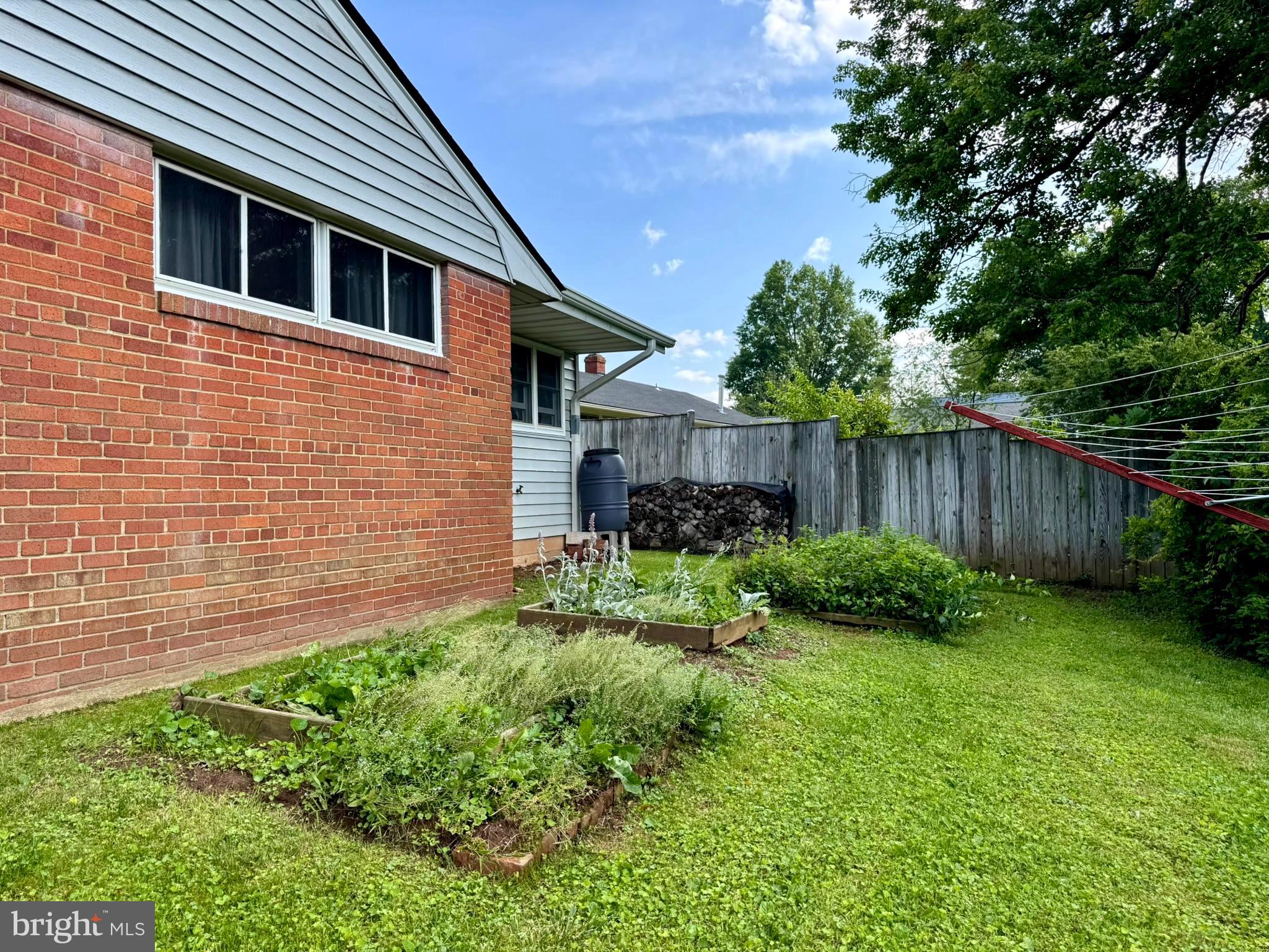 7200 Highland Street Springfield, VA 22150 - Photo 29 of 29 a backyard of a house with plants and tree