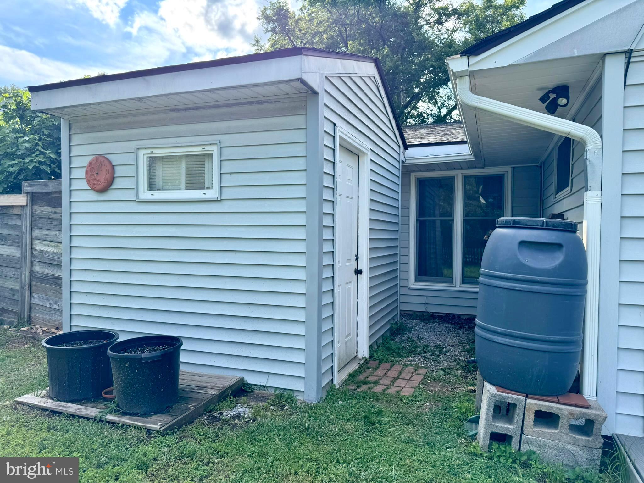 7200 Highland Street Springfield, VA 22150 - Photo 5 of 29 a front view of a house with garden