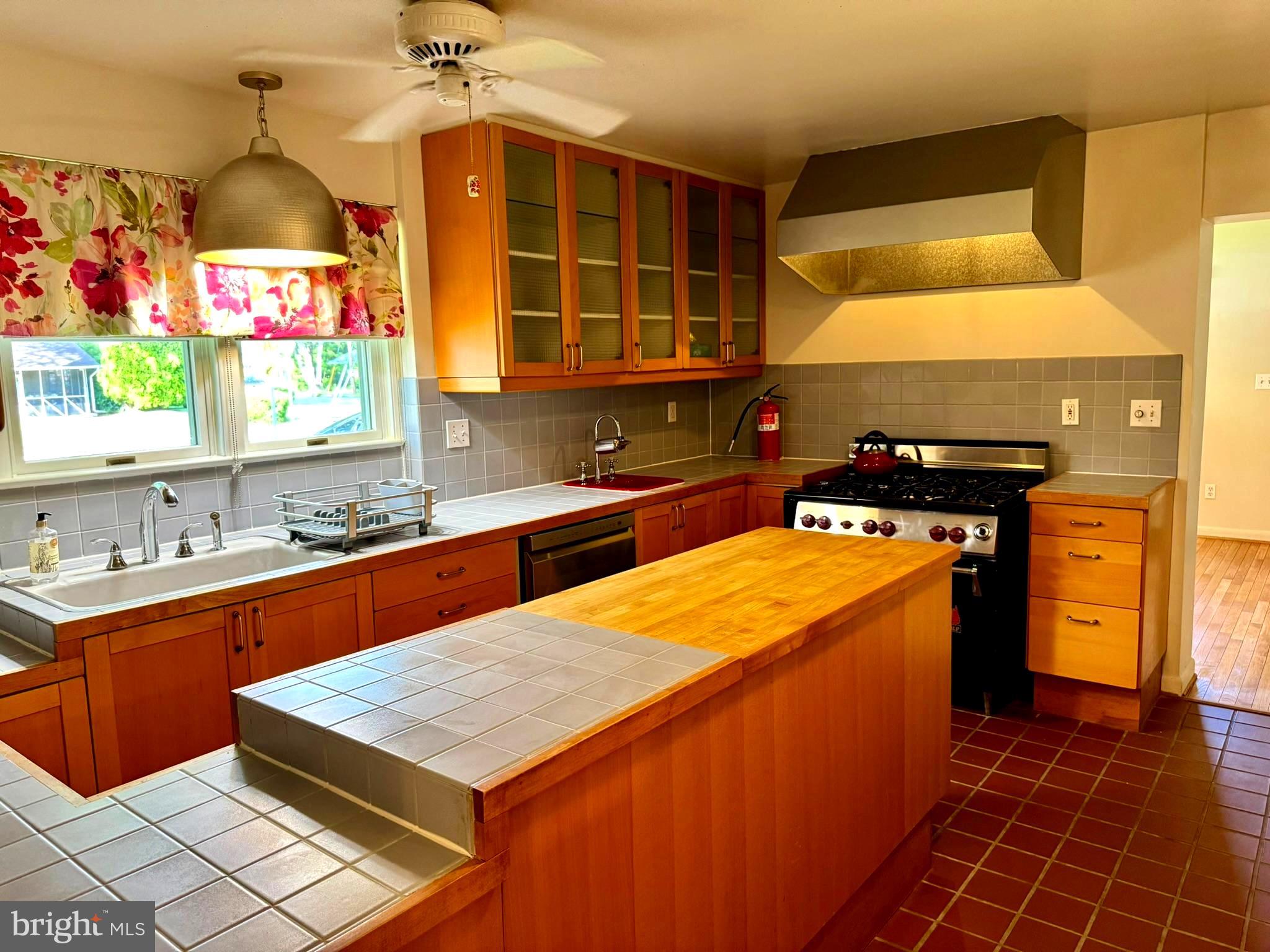 7200 Highland Street Springfield, VA 22150 - Photo 7 of 29 a kitchen that has a sink and a stove in it