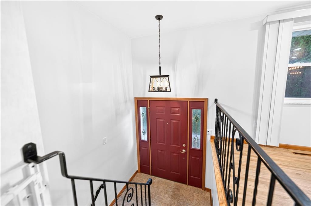 436 Sharon Road Coraopolis, PA 15108 - Photo 3 of 33