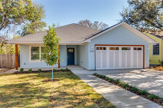 a view of a house with backyard and garden