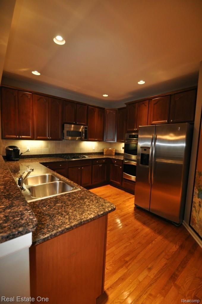 746 East Bluff Court Rochester, MI 48306 - Photo 7 of 30 7.JPG