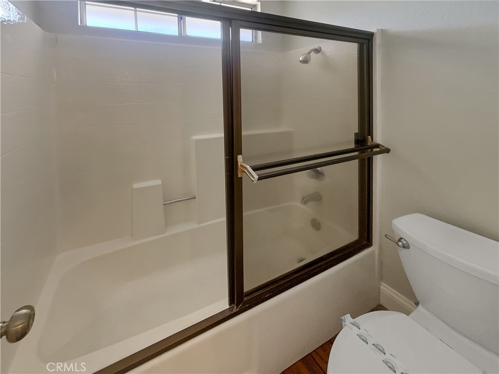 662 Spinnaker Drive Perris, CA 92571 - Photo 15 of 23 a bathroom with a shower and toilet