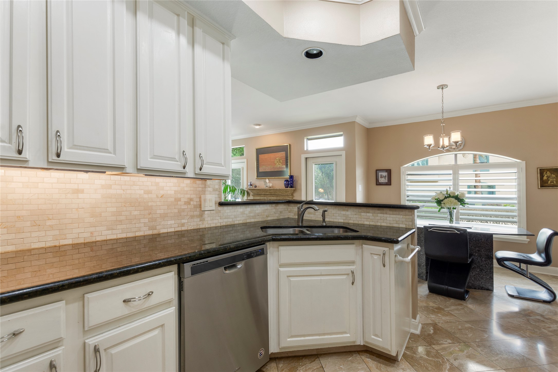 457 Mariners Drive Kemah, TX 77565 - Photo 9 of 25 Kitchen open to family room