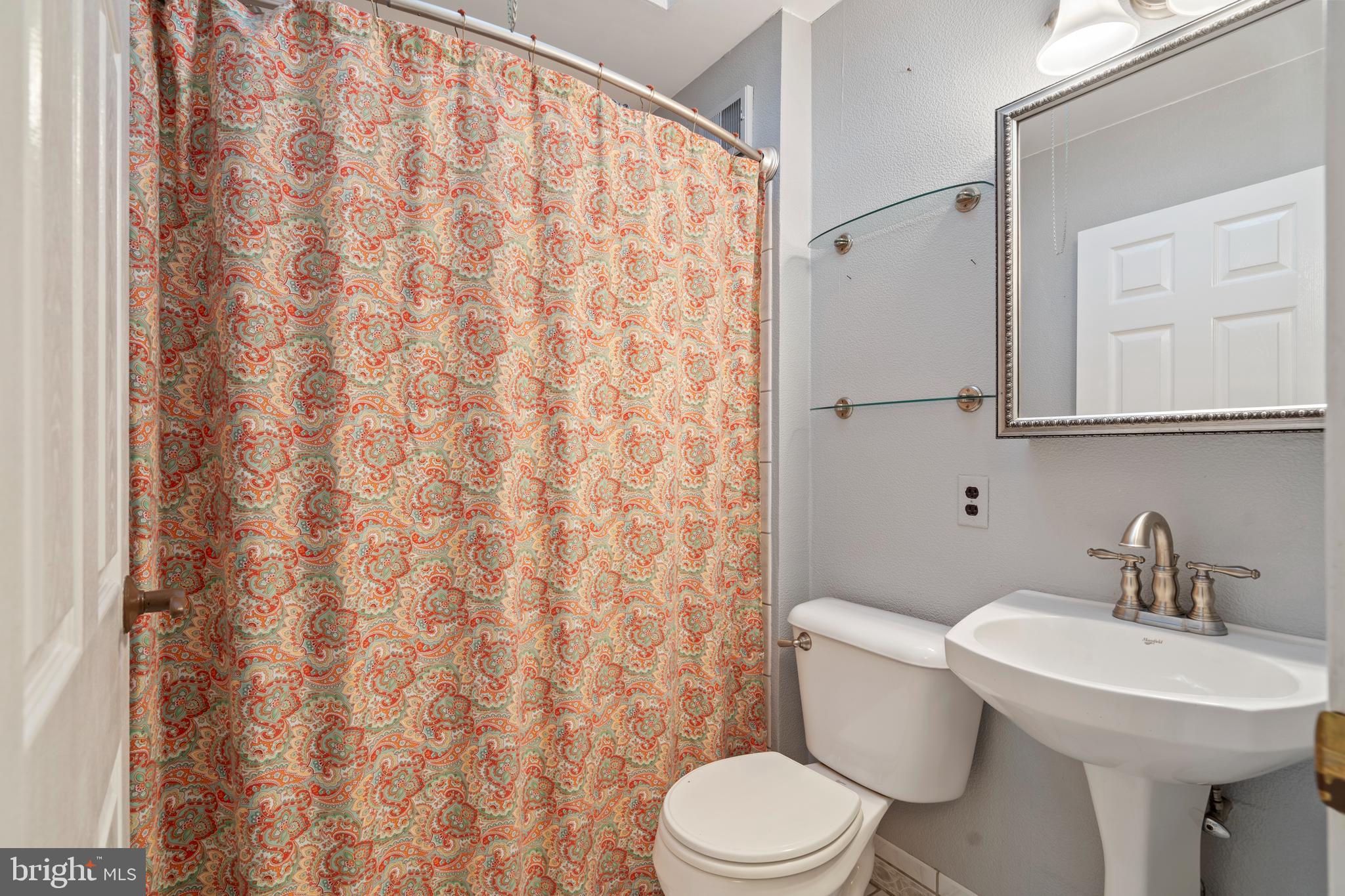 3168 Draper Street Philadelphia, PA 19136 - Photo 19 of 27 Hall bathroom with tub