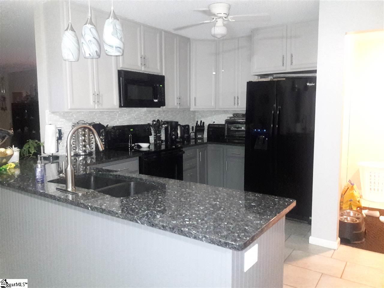 512 East Victor Hill Road Duncan, SC 29334 - Photo 9 of 27 Black appliances, Granite Counter tops