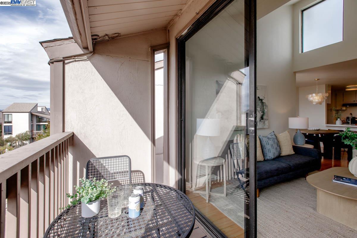 2101 Shore Line Drive, Unit 475 Alameda, CA 94501 - Photo 14 of 37 a living room with furniture