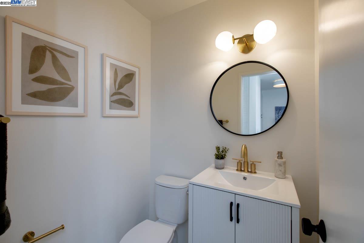 2101 Shore Line Drive, Unit 475 Alameda, CA 94501 - Photo 25 of 37 a bathroom with a toilet a sink and mirror
