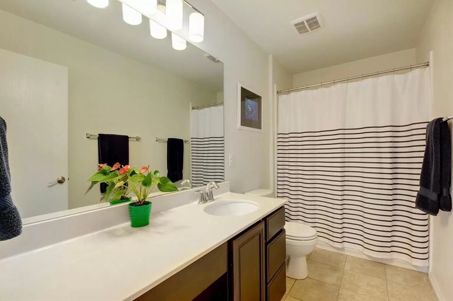 9016 Ridgewell Road Austin, TX 78747 - Photo 22 of 30 A well-appointed bath features a spacious vanity with an integrated sink and ample counter space.