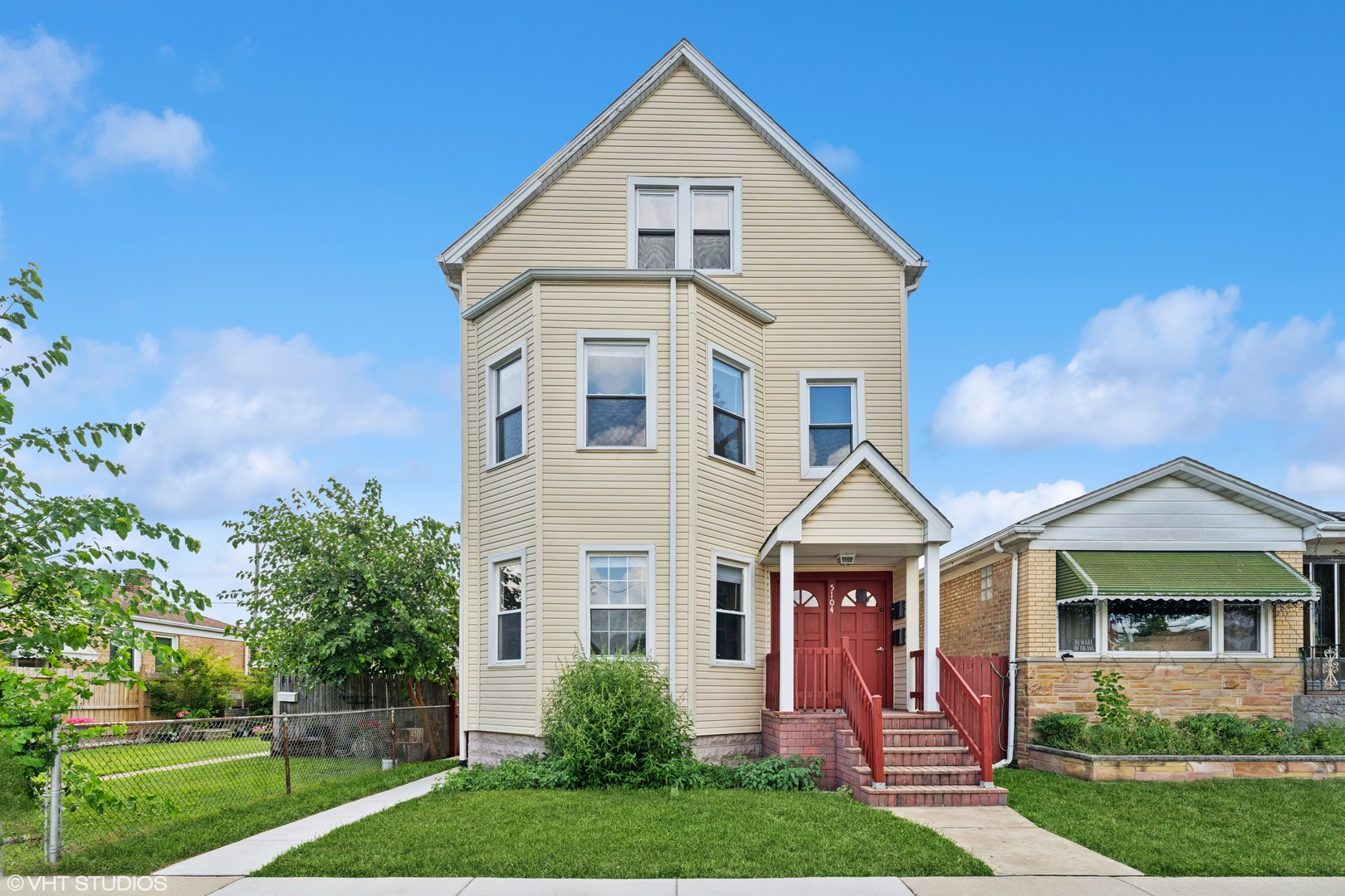 a view of a yard in front of house