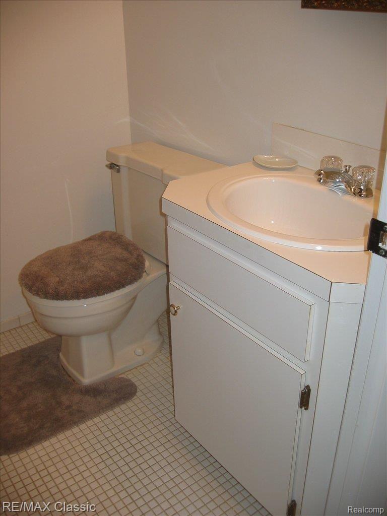 8688 Common Road Warren, MI 48093 - Photo 7 of 7 Powderoom