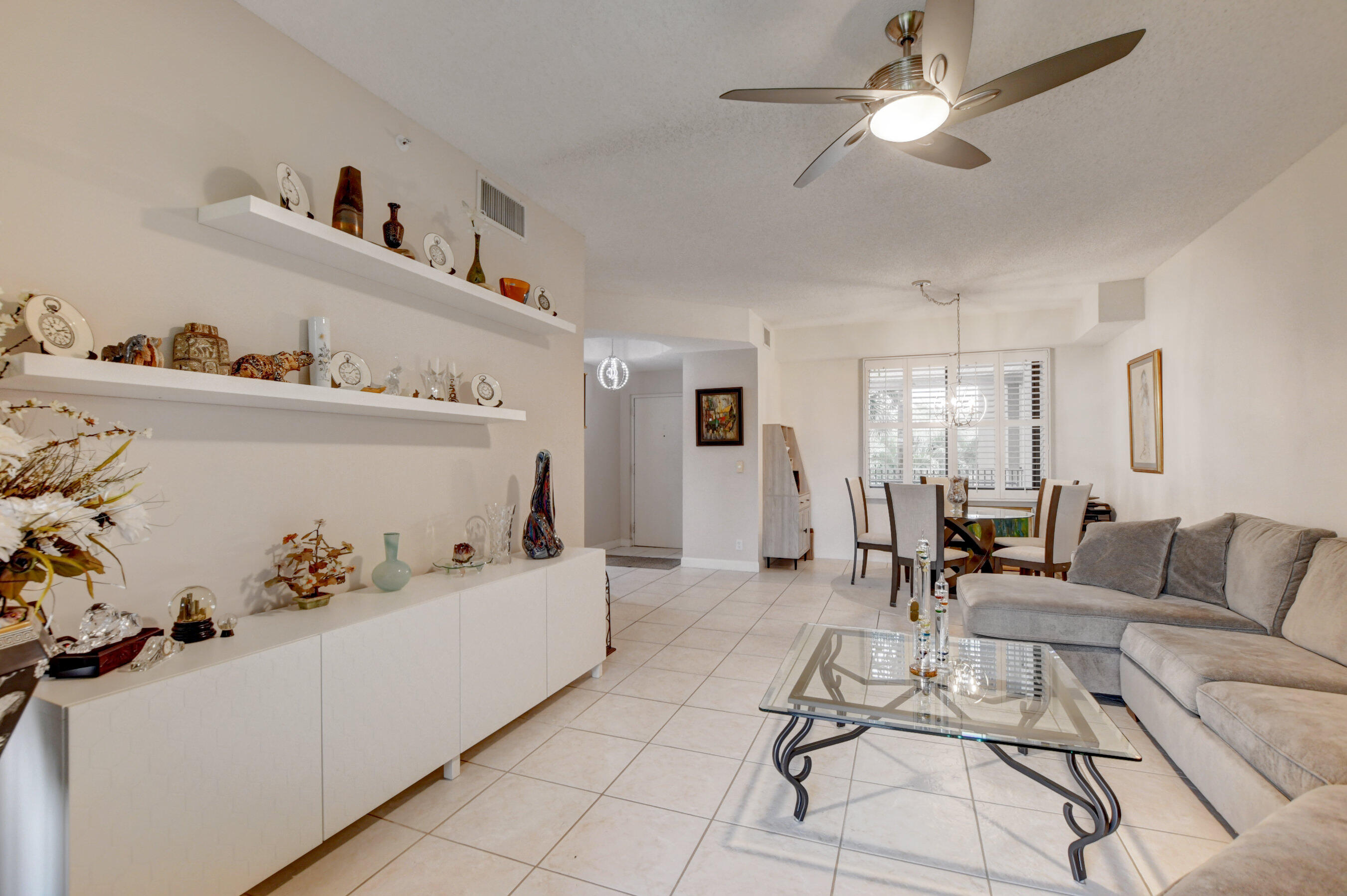 7546 La Paz Boulevard, Unit 207 Boca Raton, FL 33433 - Photo 8 of 25 living room