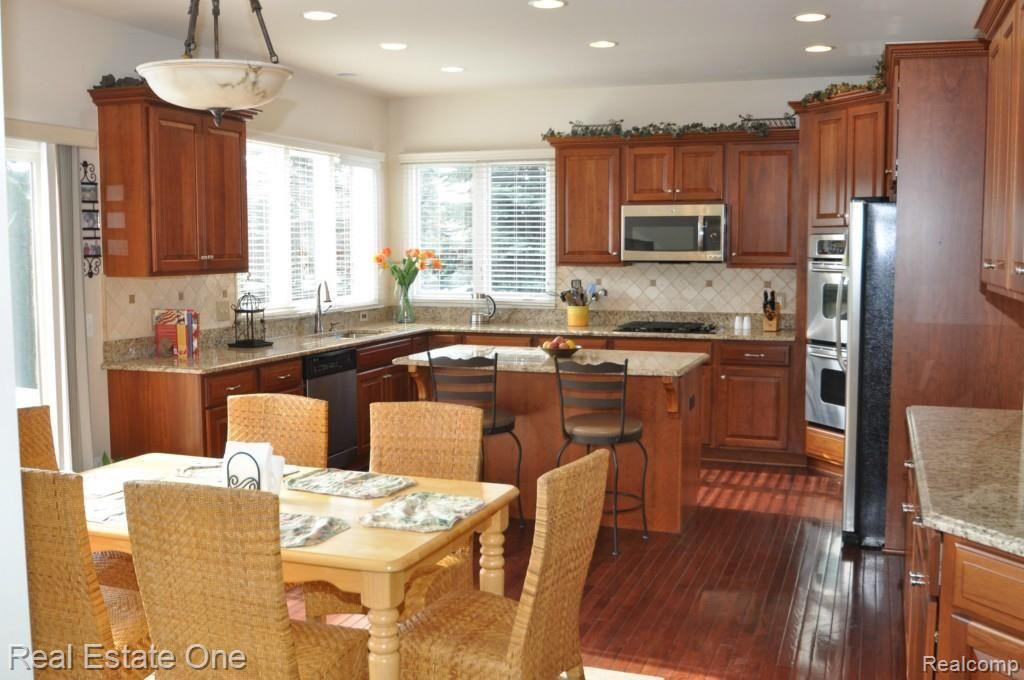 1094 Moran Drive Rochester, MI 48307 - Photo 8 of 30 KITCHEN AND BREAKFAST AREA