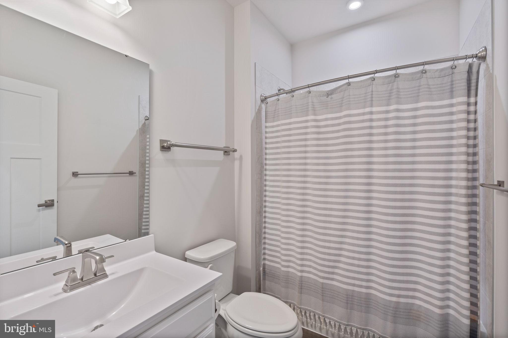 7904 Brandy Station Road Hanover, MD 21076 - Photo 30 of 49 Hallway Full Bathroom