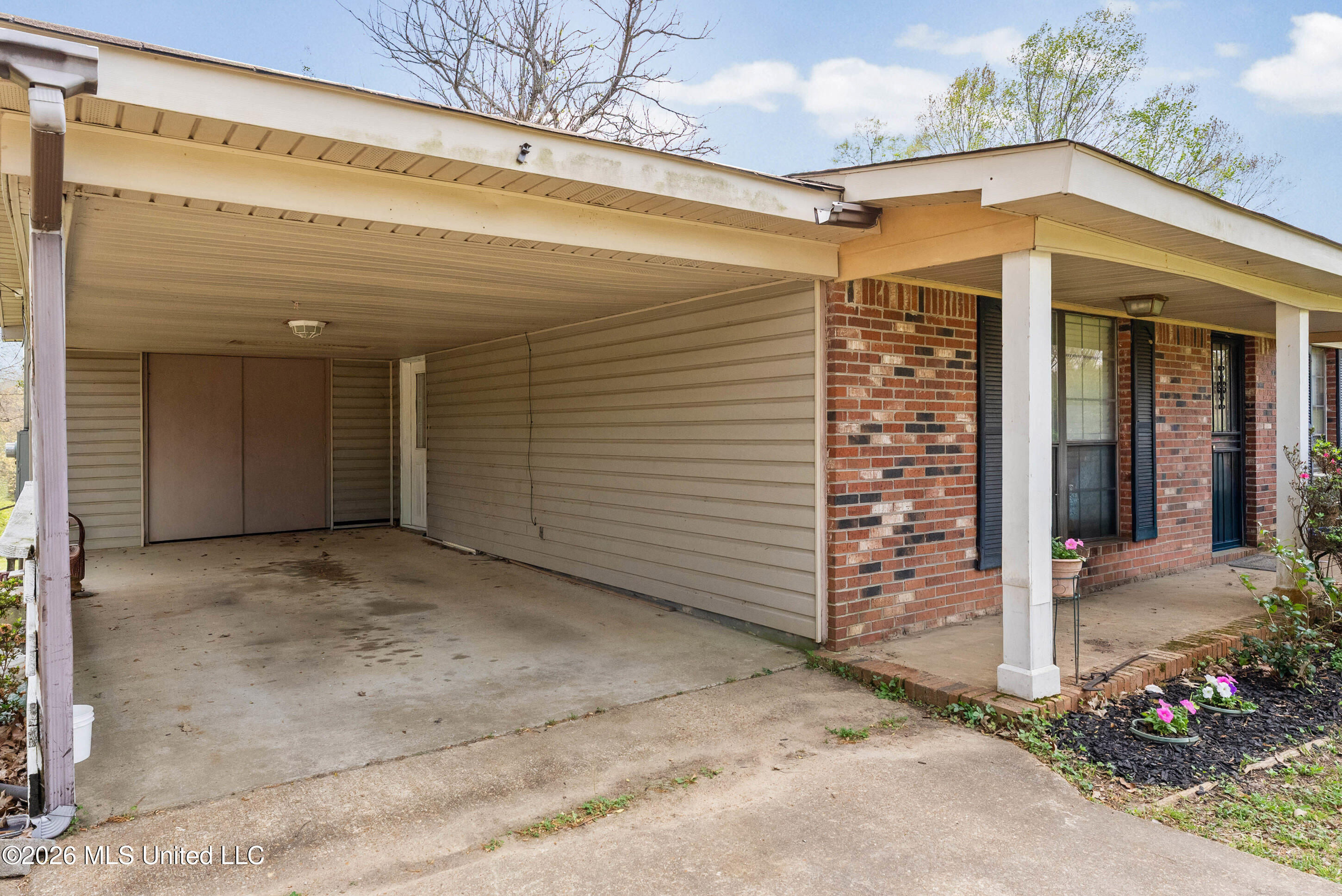 400 Pioneer Village Road Senatobia, MS 38668 - Photo 4 of 32 Car Port