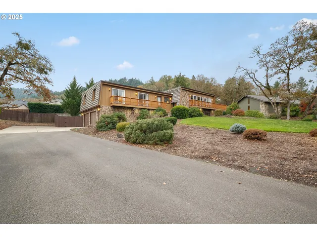 a view of a house with backyard