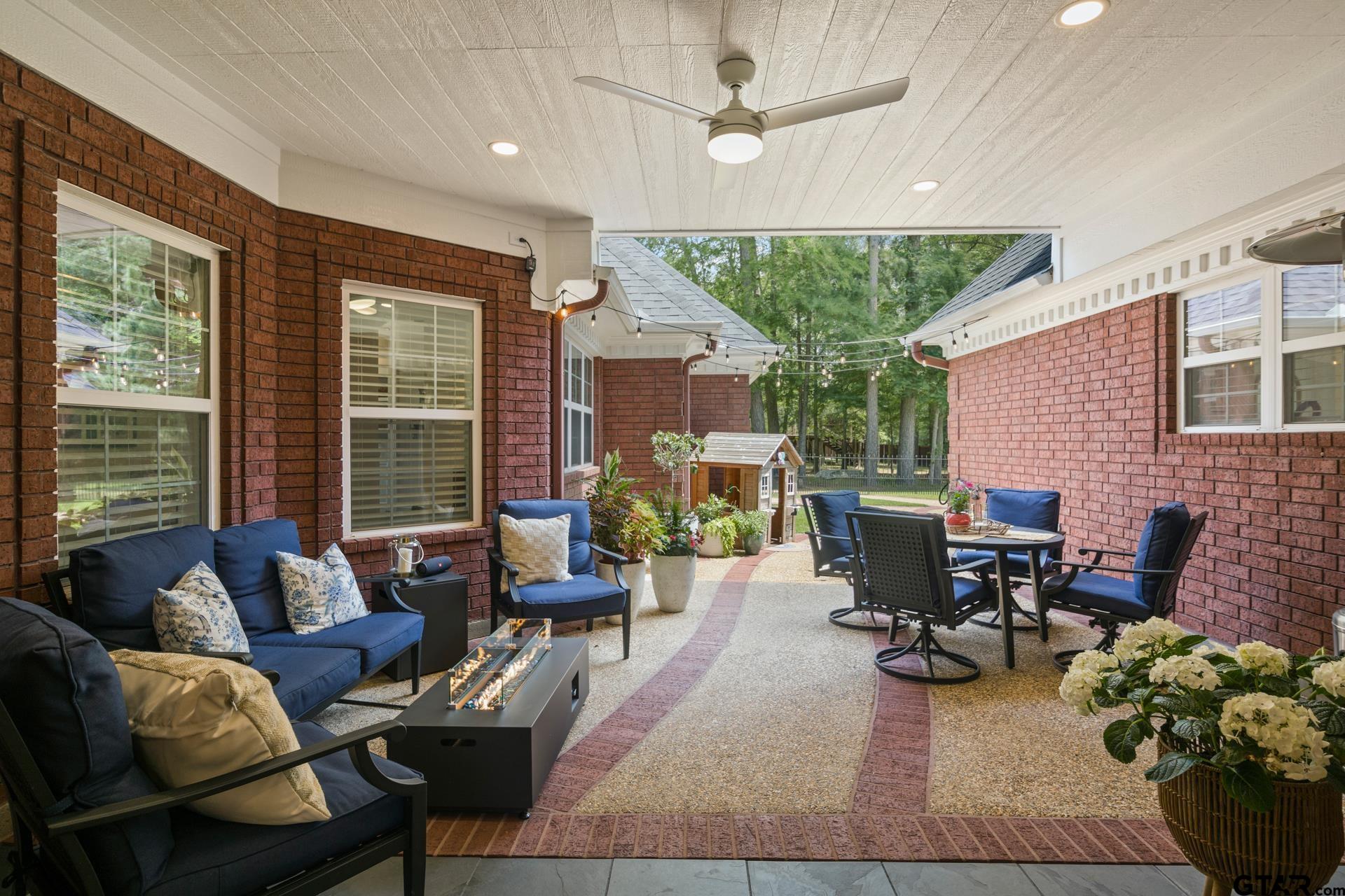 134 Private Road New Boston, TX 75570 - Photo 31 of 40 a living room with furniture and a large window