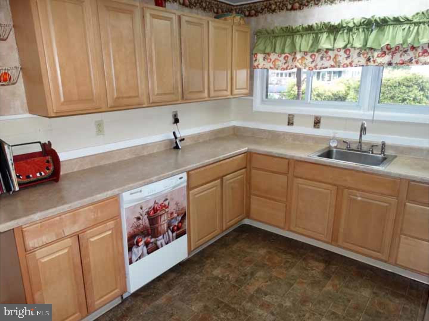 9 Hyacinth Road Levittown, PA 19056 - Photo 2 of 21 Gallery Image 2