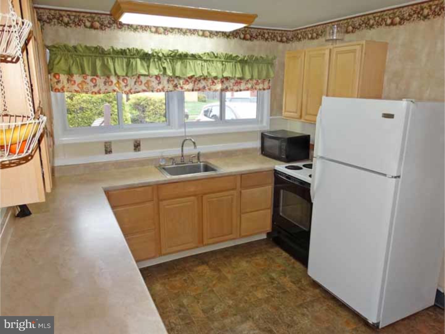 9 Hyacinth Road Levittown, PA 19056 - Photo 3 of 21 Gallery Image 3