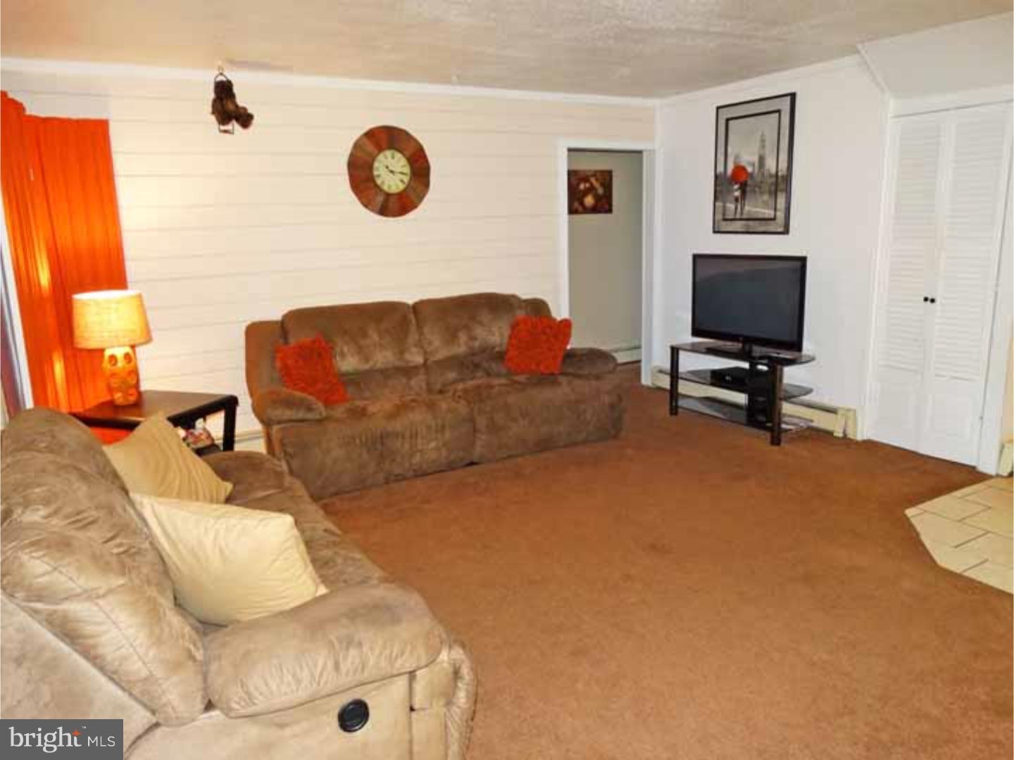 9 Hyacinth Road Levittown, PA 19056 - Photo 5 of 21 Gallery Image 5