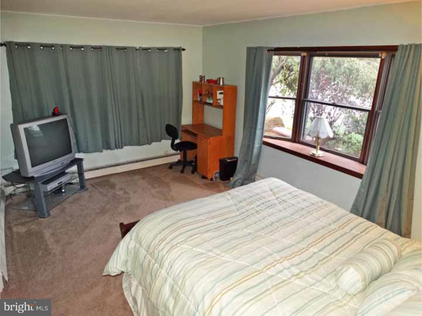 9 Hyacinth Road Levittown, PA 19056 - Photo 8 of 21 Gallery Image 8