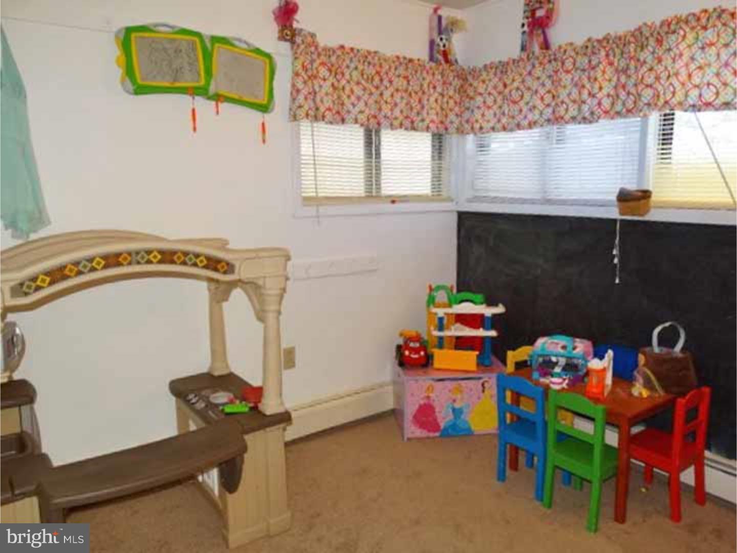 9 Hyacinth Road Levittown, PA 19056 - Photo 9 of 21 Gallery Image 9