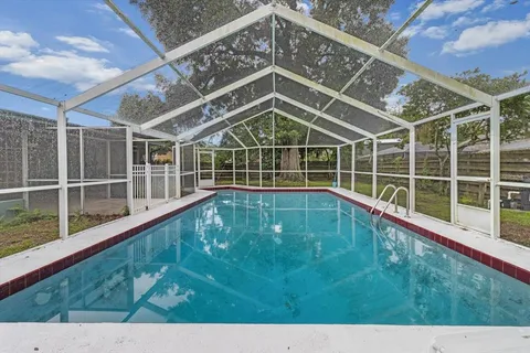 a view of a backyard