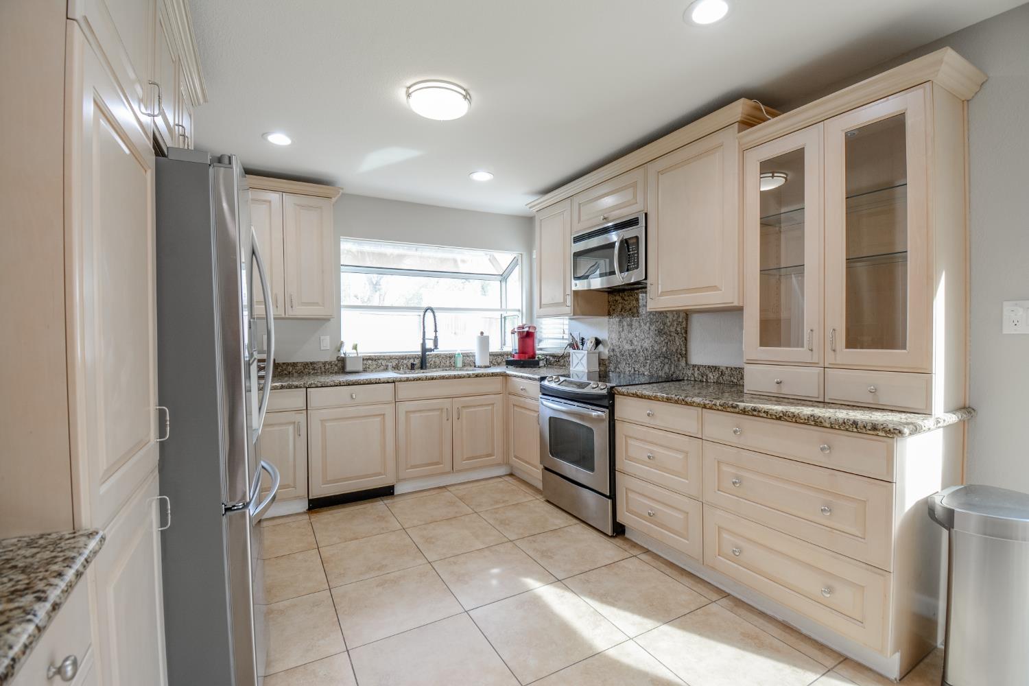 7217 Springleaf Court Citrus Heights, CA 95621 - Photo 3 of 43
