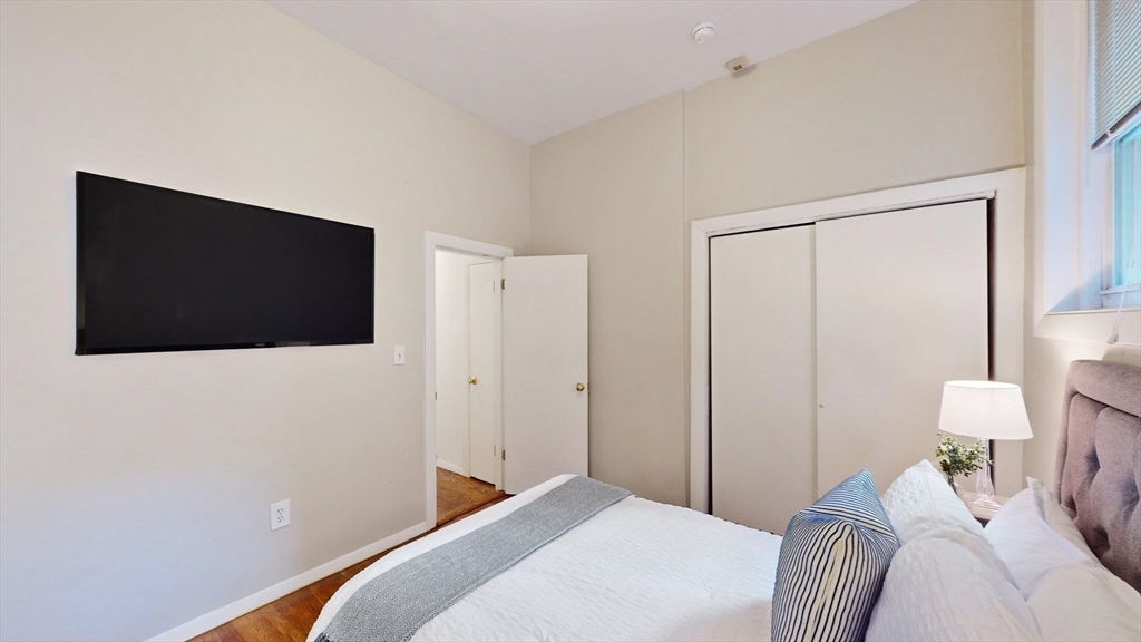 30 Pinckney Street, Unit 2 Boston, MA 02114 - Photo 10 of 18 a bedroom with a bed and a flat screen tv